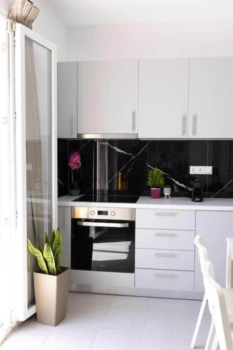 Wow, Design Apartment, Steps From Town Centre Héraklion