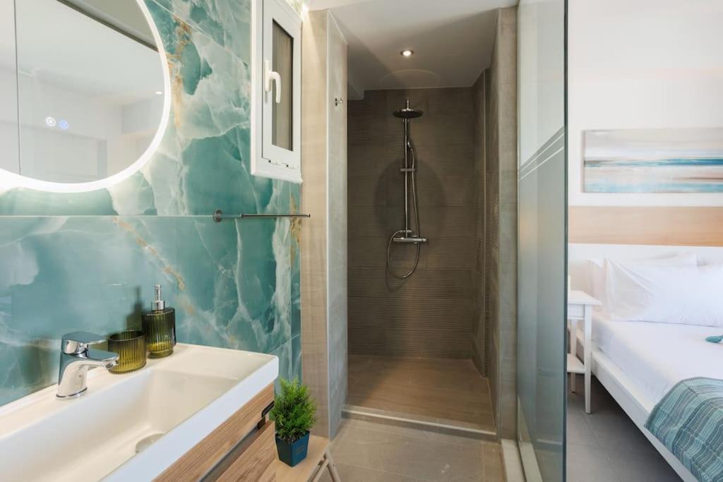 Wow, Design Apartment, Steps From Town Centre Héraklion